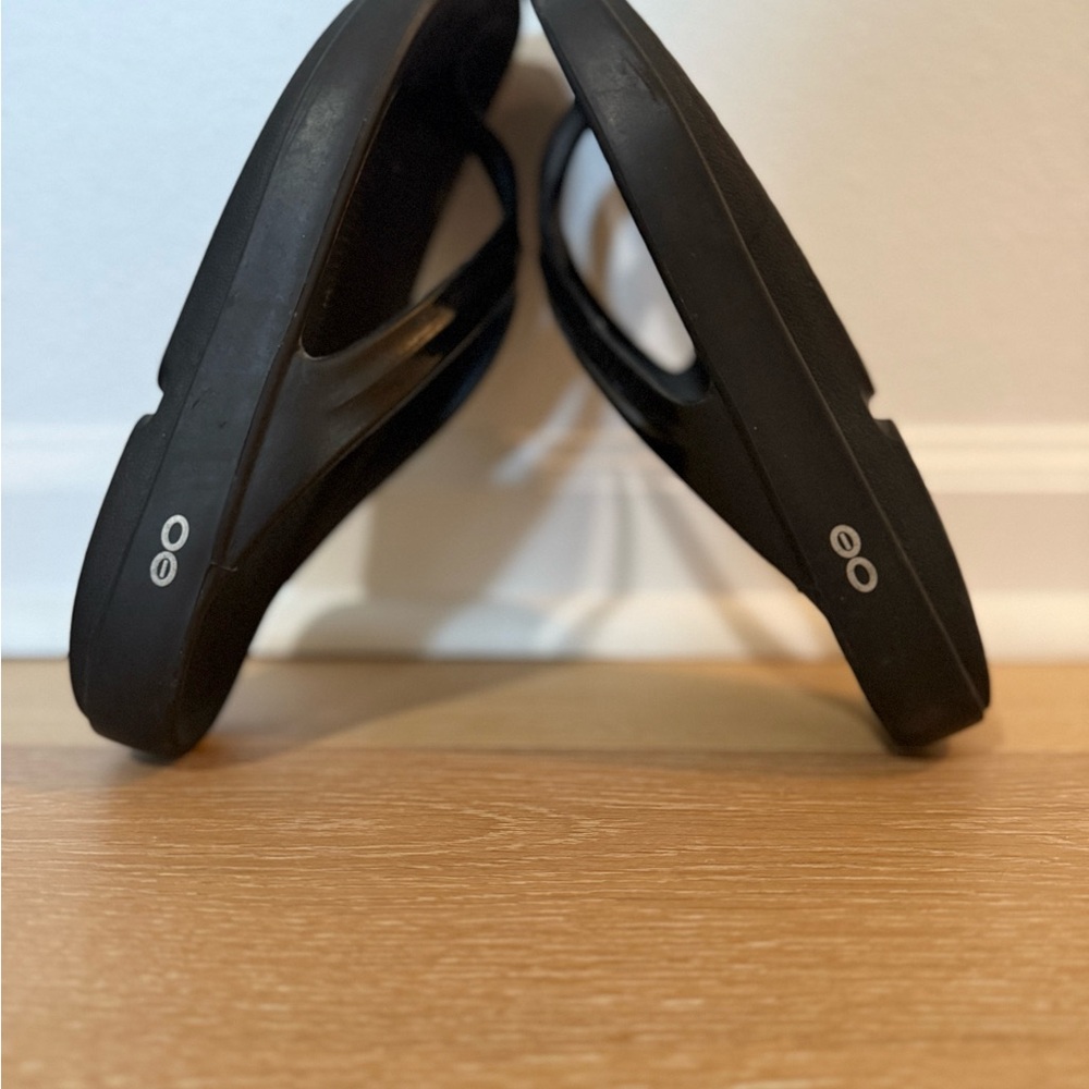 Women’s black Oofos size 8